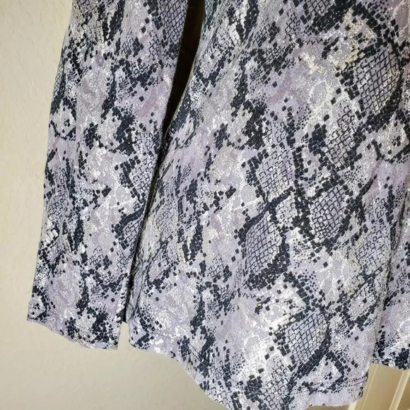 Kate Hill Medium Women's Gray and Black Metallic Snakeskin Print Top NWOT - Picture 14 of 16